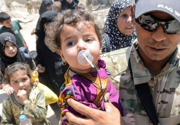 Trước đó, các lực lượng Iraq đã "hộ tống" nhiều dân thường tới nơi an toàn sau khi họ rời khỏi quận al-Shifa ở Tây Mosul khi các cuộc giao tranh vẫn tiếp diễn. Ảnh: FNA.