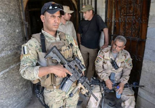 Theo thống kê của Liên Hợp Quốc, khoảng 100 nghìn dân thường Iraq vẫn bị mắc kẹt ở khu thành cổ trong điều kiện thiếu thực phẩm, nước uống, thuốc men,… Ảnh: FNA.