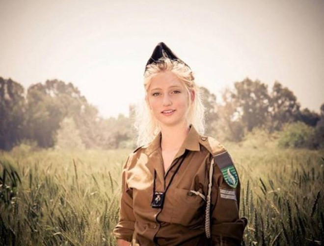 Một vẻ đẹp "chết người" của một nữ binh sĩ trẻ quân đội Israel.