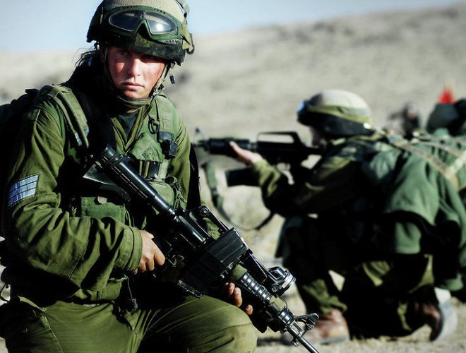 Hình ảnh nữ binh sĩ đang tham gia một chiến dịch của quân đội Israel.
