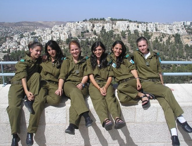 Giây phút đầy nữ tính của các nữ binh sĩ Israel.