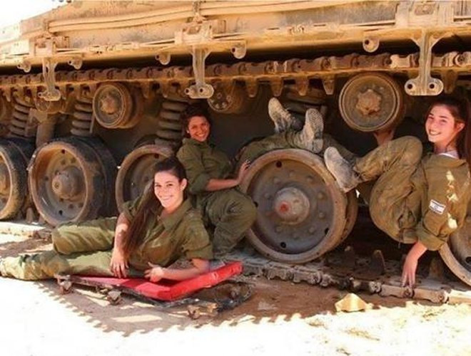 Nữ binh Israel thậm chí phục vụ cả trong các đơn vị cơ giới hạng nặng như tăng thiết giáp.