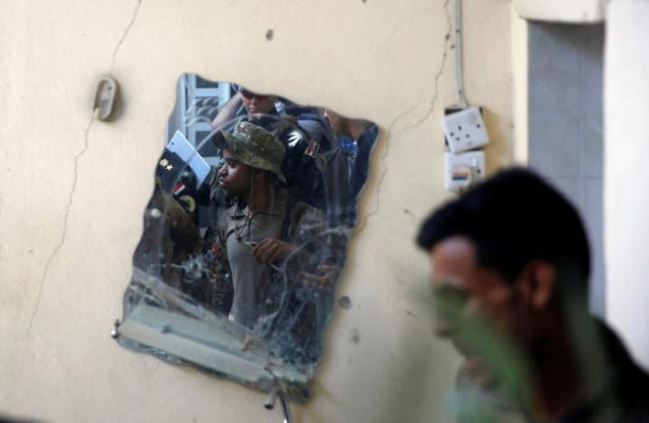Các binh sĩ Iraq trong một ngôi nhà ở Thành cổ Mosul ngày 27/6.
