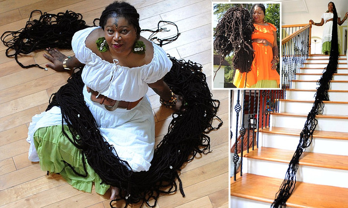 Asha Mandela, 30 tuổi, có bộ tóc “dây thừng” tự nhiên dài nhất thế giới (16,8 mét). Ảnh: PL.