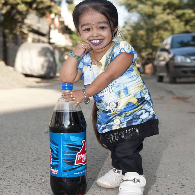 Jyoti Amge, sinh vào tháng 12/1993, cũng là một cô gái đặc biệt. Với chiều cao 62,74 cm, Amge là người phụ nữ thấp nhất thế giới còn sống. Thật đáng kinh ngạc khi Amge là một triệu phú. Được biết, “cô bé tí hon” này từng đóng vai trong loạt phim truyền hình nhiều tập ngắn kinh dị của Mỹ "American Horror Story: Freak Show". Ảnh: PL.
