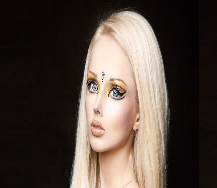 Valeriya Lukyanova, 31 tuổi, là một trong những người phụ nữ "độc dị" nhất thế giới, với ngoại hình không khác gì “búp bê Barbie sống”. Được biết, cô bắt đầu làm công việc người mẫu vào năm 19 tuổi và tiết kiệm tiền để làm phẫu thuật thẩm mỹ. Hiện tại, Valeriya đang sinh sống tại Los Angeles (Mỹ). Ảnh: PL.
