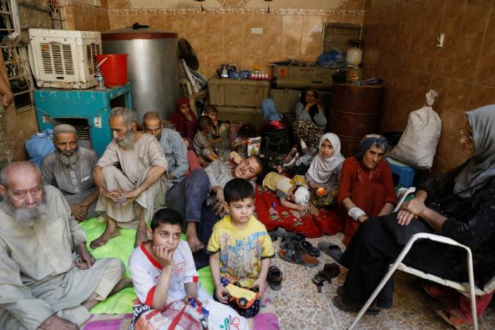 Những người dân Iraq được giải cứu đang ở trong căn cứ của lực lượng Iraq tại Thành cổ Mosul hôm 29/6.