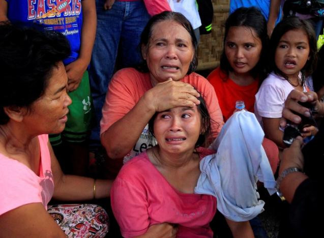 Nhiều dân thường Philippines sợ hãi chờ được đưa đến nơi an toàn sau vụ tấn công ở Pigcawayan hôm 21/6.