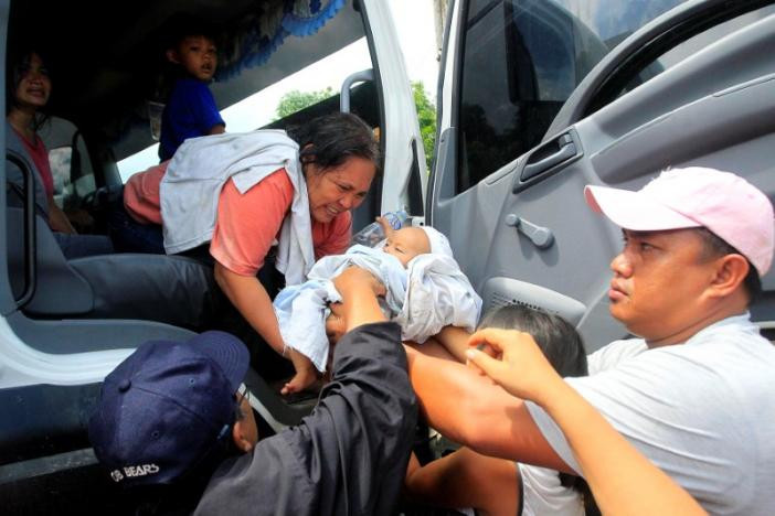 Người dân Philippines được đưa đi sơ tán ở Pigcawayan ngày 21/6. (Nguồn ảnh: Reuters)