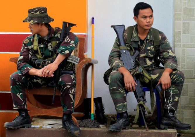 Các binh sĩ Philippines ngồi nghỉ ở thành phố Marawi hôm 22/6.