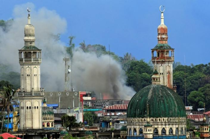 Khói bốc lên tại một địa điểm ở thành phố Marawi ngày 22/6 trong bối cảnh quân đội Philippines tiếp tục chiến dịch quân sự nhằm quét sạch các phần tử khủng bố còn lại trong thành phố.
