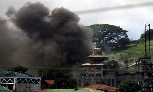 Khói bốc lên tại một địa điểm ở thành phố Marawi ngày 22/6.
