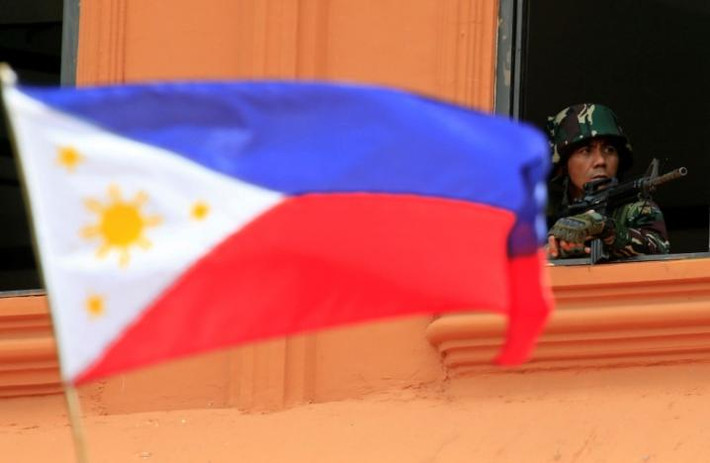 Binh sĩ Philippines đứng gác ở một tòa nhà trong thành phố Marawi, miền nam Philippines, hôm 22/6.