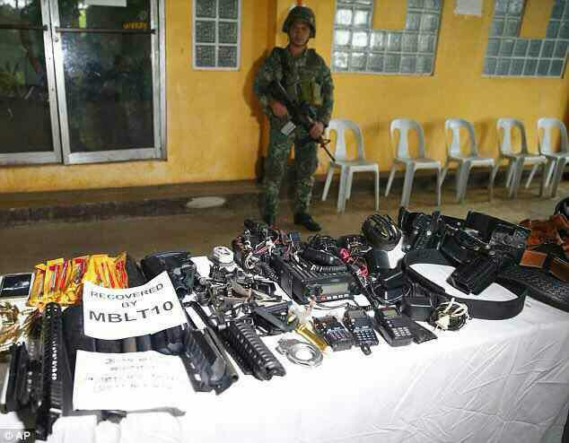 Còn đây là số vũ khí và trang thiết bị quân sự mà quân đội Philippines tịch thu được của nhóm phiến quân ở Marawi. Ảnh: SouthFront.