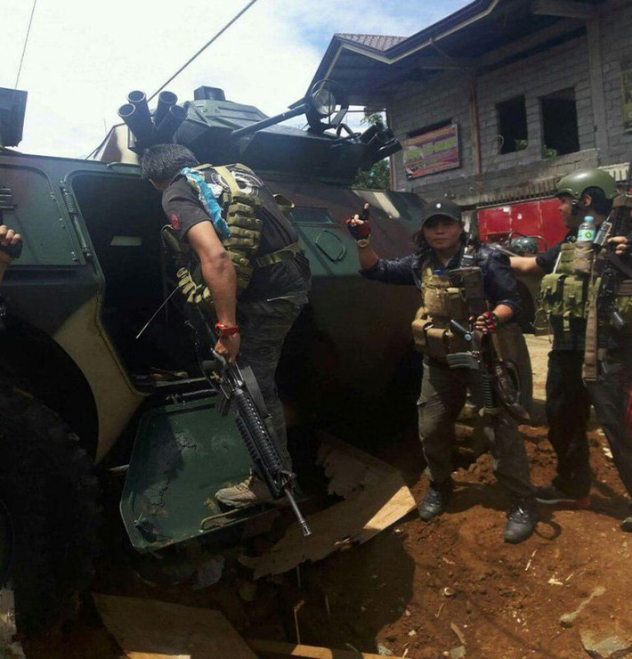 ...và chiếm được một số xe bọc thép cùng nhiều vũ khí của quân đội Philippines. Ảnh: SouthFront.