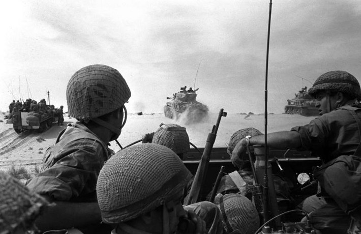 Theo Wikipedia, Chiến tranh Sáu ngày ở Trung Đông là cuộc chiến giữa Israel và các nước láng giềng Arập, bao gồm Ai Cập, Jordan và Syria, vào năm 1967. Ảnh: Các binh sĩ Israel và xe quân sự ở vùng ngoại ô Rafah, Dải Gaza.