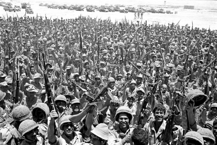 Các binh sĩ Israel ăn mừng chiến thắng trong cuộc Chiến tranh Sáu ngày năm 1967.