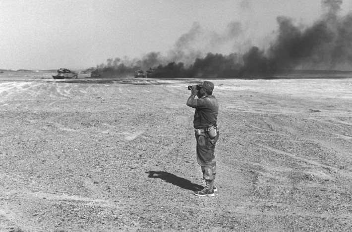 Thiếu tướng Israel Ariel Sharon tại bán đảo Sinai, vùng đất bị Israel chiếm đóng khi đó.