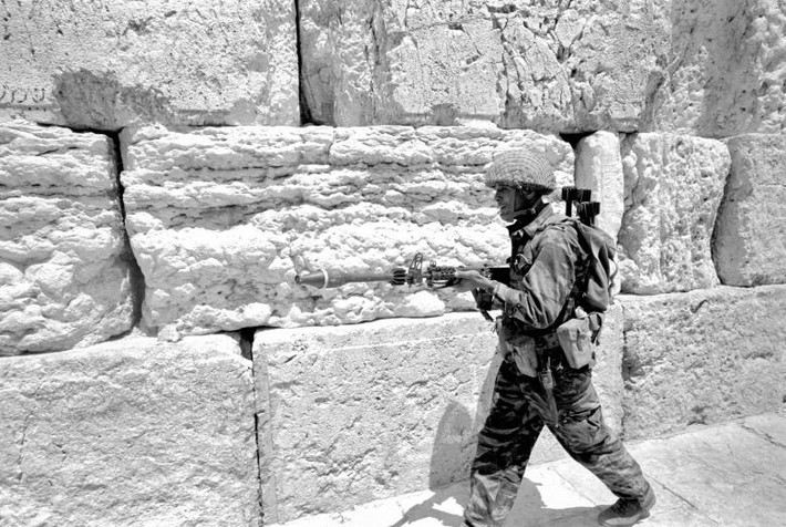 Một binh sĩ Israel đi qua Bức tường phía Tây ở Thành phố cổ Jerusalem.
