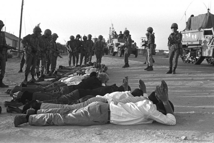 Các binh sĩ Israel đứng canh tù nhân ở Rafah.