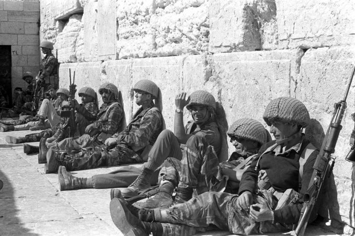 Các binh sĩ Israel ngồi dựa vào Bức tường Phía Tây ở Thành phố cổ Jerusalem.