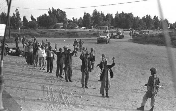 Các binh sĩ Israel canh gác tù nhân ở Rafah năm 1967.