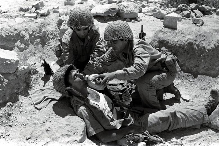 Sau cuộc Chiến tranh Sáu ngày năm 1967, diễn ra trong khoảng thời gian 5-10/6/1967, Israel đã giành quyền kiểm soát thành phố Jerusalem và một số vùng lãnh thổ rộng lớn khác của thế giới Arập. Ảnh: Binh sĩ Israel cho đồng đội uống nước trong cuộc giao tranh tại Jerusalem.