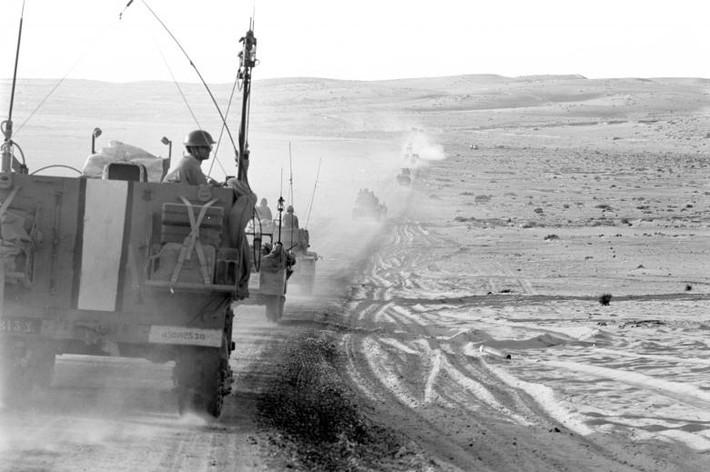 Đoàn xe quân sự Israel đi qua bán đảo Sinai năm 1967.