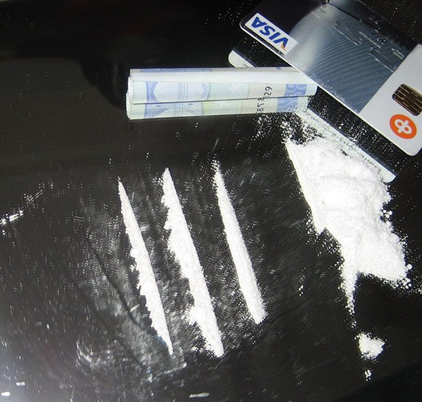 Sau khi trúng thưởng hơn 1,8 triệu USD, Callie Rogers đã “nướng” phần lớn số tiền này vào cocaine và phẫu thuật thẩm mỹ. Hiện giờ, Callie chỉ còn lại vài nghìn USD trong khi phải nuôi ba con nhỏ. Ảnh: L25.