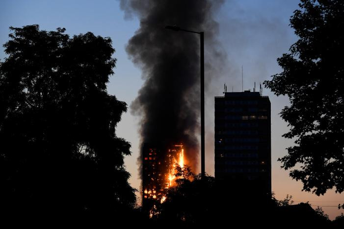 Tòa nhà Grenfell Tower ở Tây London biến thành "quả cầu lửa" ngày 14/6. Hiện nguyên nhân vụ cháy tòa chung cư ở Anh đang được điều tra. Ảnh: Reuters.