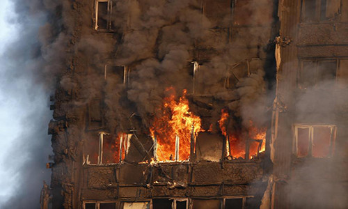 Được biết, có khoảng 600 người ở trong 120 căn hộ của tòa chung cư Grenfell Tower 24 tầng này. Ảnh: The Sun.