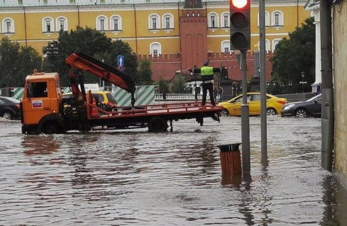 Cảnh sát giao thông tiếp tục làm nhiệm vụ trên con đường ngập nước. Ảnh: ER.