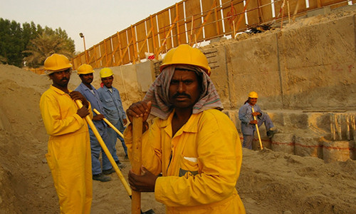 Dubai có khoảng 150.000 lao động nhập cư đến từ Pakistan, Bangladesh và Trung Quốc,.... Hầu hết họ bị “lừa” tới thành phố Dubai và phải làm việc 12 tiếng mỗi ngày trong điều kiện nắng nóng và thiếu thức ăn, nước uống. Ảnh: The Richest.