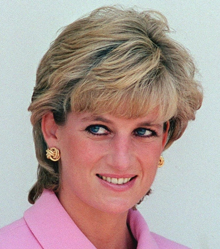 Một số người cho rằng Công nương Diana và Dodi Al Fayed, con trai của tỷ phú Ai Cập Mohamed Al-Fayed, đã cố tình làm giả cái chết của họ trong vụ tai nạn xe hơi ở Pháp vào tháng 8/1997 để có thể bắt đầu một cuộc sống mới mà không bị Hoàng gia Anh và truyền thông phát hiện. Tuy nhiên, không có cách nào để xác minh thông tin này.