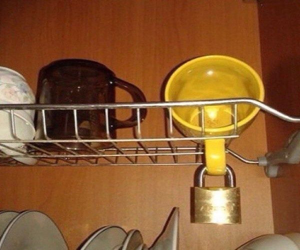 Cốc uống nước cũng được khóa cẩn thận. Ảnh: ER.