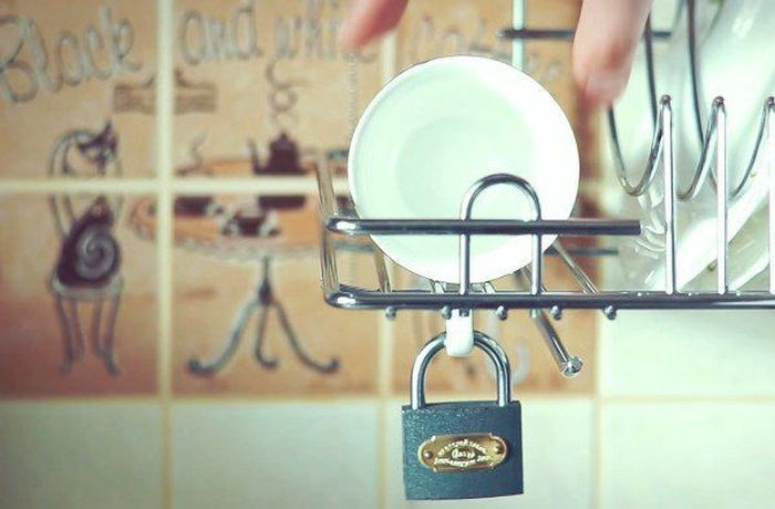 Khóa bảo vệ được sử dụng để tránh tình trạng bát đĩa bị dùng chung với những sinh viên khác. Ảnh: ER.