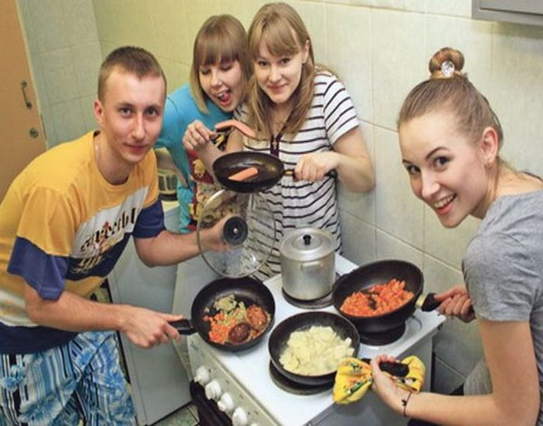 Khoai tây và cà rốt trở thành món ăn ngon lành cho sinh viên. Ảnh: ER.