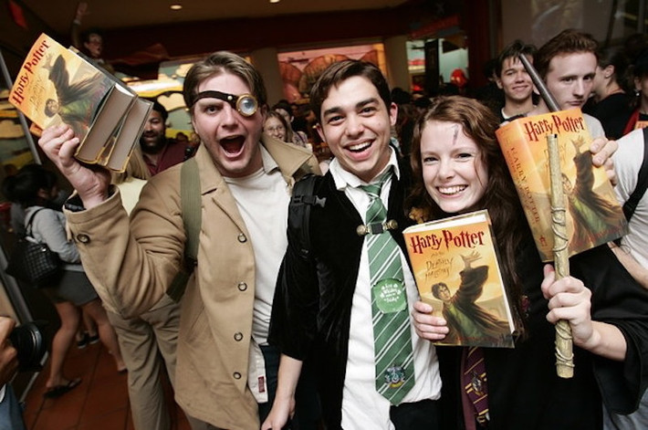 Ngày 21/7/2007, Harry Potter và Bảo bối Tử thần, cuốn sách thứ bảy và cũng là cuối cùng của bộ tiểu thuyết giả tưởng Harry Potter của nhà văn Anh J.K. Rowling, đã được phát hành. Ảnh: The Richest.