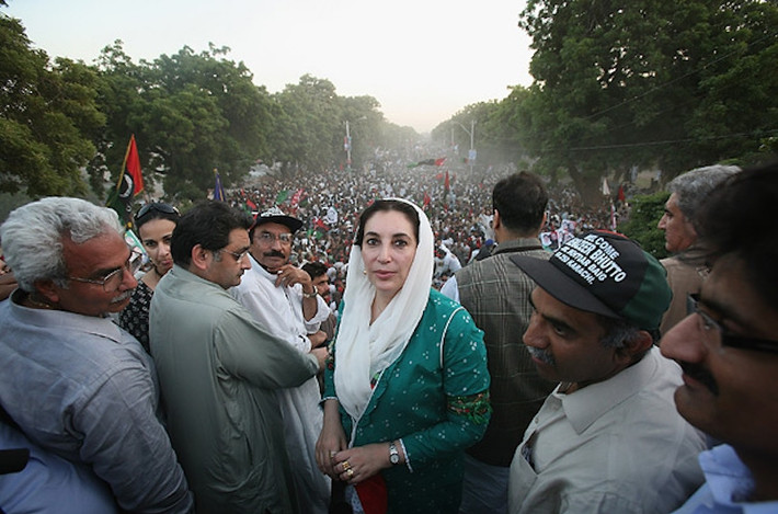 Ngày 18/10/2007, bà Benazir Bhutto, cựu Thủ tướng Pakistan, trở về nước sau thời gian sống lưu vong. Tuy nhiên, ngày 27/12/2007, bà Bhutto đã bị ám sát trong một vụ đánh bom liều chết khiến hơn 20 người thiệt mạng tại thị trấn Rawalpindi. Ảnh: The Richest.