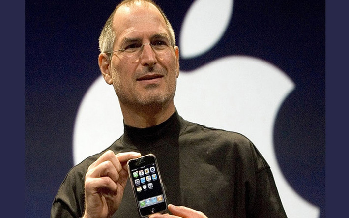 Vào ngày 9/1/2007, CEO Steve Jobs của Apple khi đó đã công bố chiếc điện thoại iPhone đầu tiên, mở ra một kỷ nguyên mới cho thiết bị di động. Ảnh: The Richest.