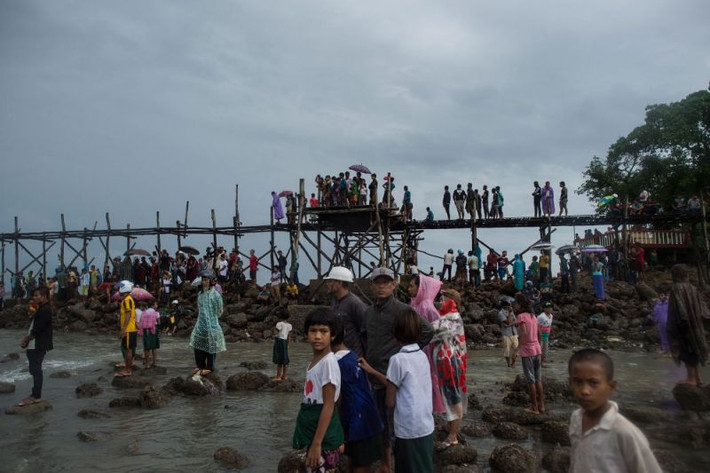 Rất đông người dân Myanmar tập trung ở làng Sanhlan ngày 8/6. Ảnh: Yahoo News.