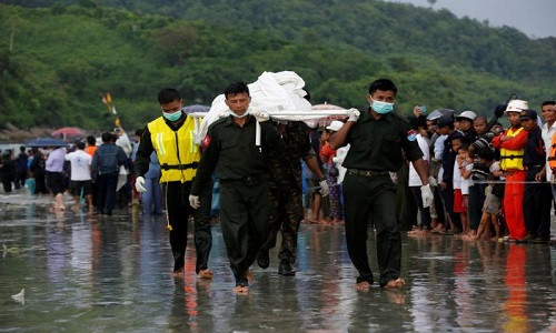 Các binh sĩ quân đội Myanmar đưa thi thể nạn nhân được tìm thấy trong vụ rơi máy bay ở ngoài khơi Launglon vào bờ hôm 8/6. Ảnh: Reuters.