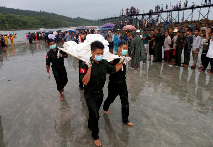 Thi thể nạn nhân vụ rơi máy bay được đưa vào bờ hôm 8/6. Ảnh: Reuters.