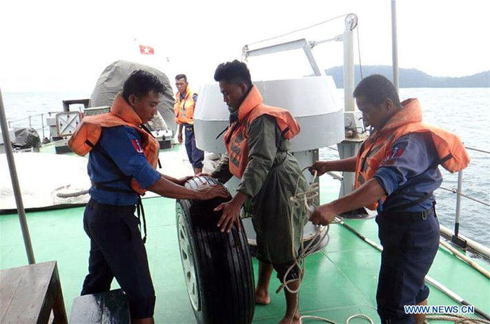 Lực lượng cứu hộ vớt được một chiếc bánh xe của máy bay quân sự gặp nạn ở ngoài khơi Launglon ngày 8/6. Ảnh: THX.