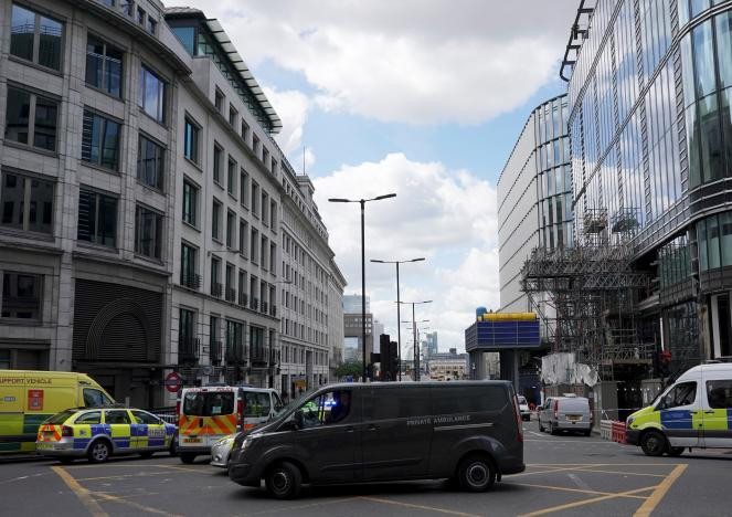 Xe của nhân viên điều tra đang trên đường tới cầu London ngày 4/6.