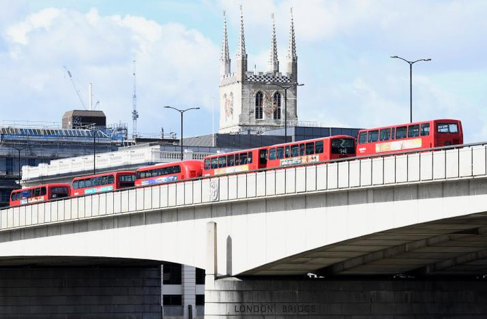 Những chiếc xe buýt bỏ không xếp hàng trên cầu London sau các vụ tấn công. (Nguồn ảnh: Reuters)