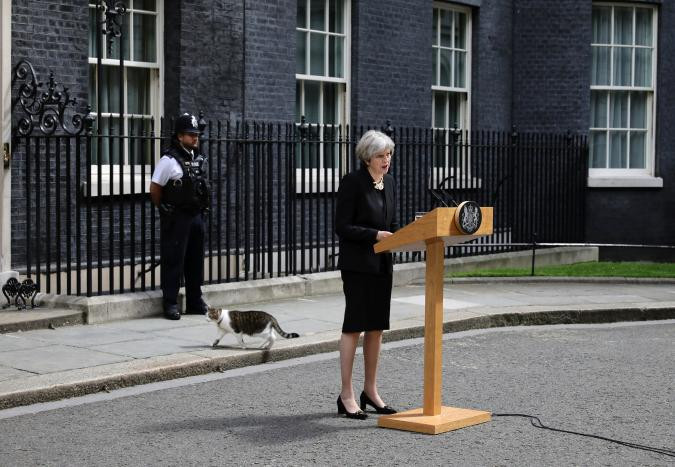 Thủ tướng Anh Theresa May phát biểu bên ngoài Số 10 phố Downing hôm 4/6 sau khi các vụ tấn công xảy ra.