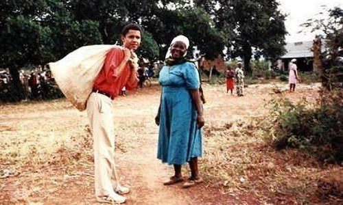 Barack Obama vác giúp bà một tải ngô ở Kenya nhiều năm về trước. Ảnh: BA.