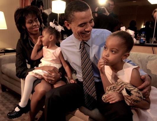 Một bức ảnh hiếm khác chụp gia đình ông Obama hồi tháng 3/2004 ở Chicago. Ảnh: BA.