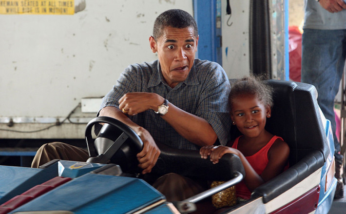 Cựu Tổng thống Obama dạy con gái Sasha điều khiển chiếc ô tô đồ chơi. Ảnh: BA.